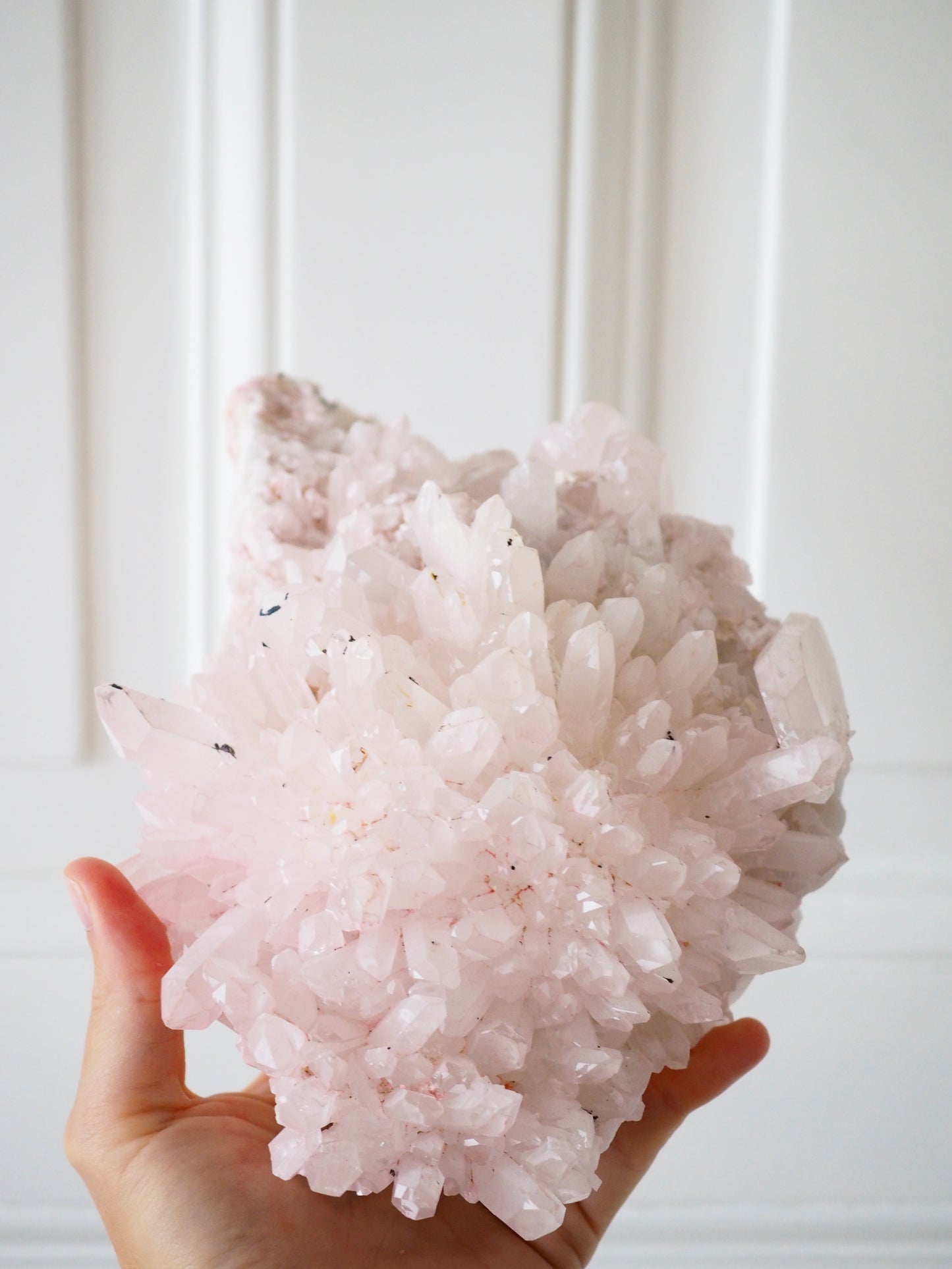 Dusty Rosa Bergkristall Cluster mit Rhodocrosit ca. 20 x 16 cm - aus Bulgarien