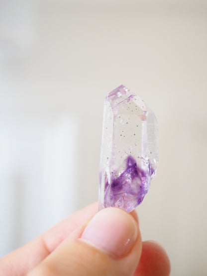 Brandberg Enhydro Phantom Amethyst Spitze ca. 5 cm [xx]- aus  Streep Mine . Goboboseb . Brandberg . Erongo Namibia HIGH QUALITY (Kopie)