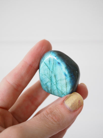 Türkise Mini Labradorit Freiform . Labradorite Freeform Turquoise Flash  ca. 5 cm - aus Madagascar HIGH QUALITY