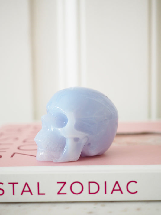 Blauer Chalcedon Totenkopf . Skull ca. 5cm - aus Türkei HAND CARVED HIGH QUALITY