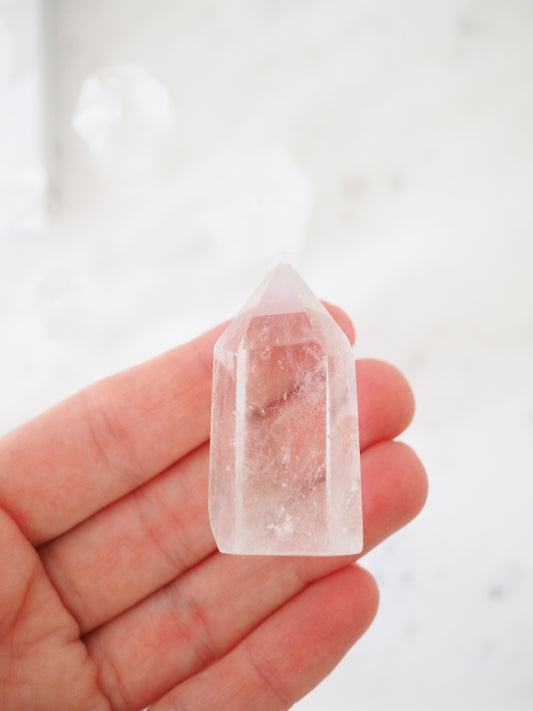 Kleine Bergkristall Spitze . Clear Quartz Point ca 4.5-6cm - aus China