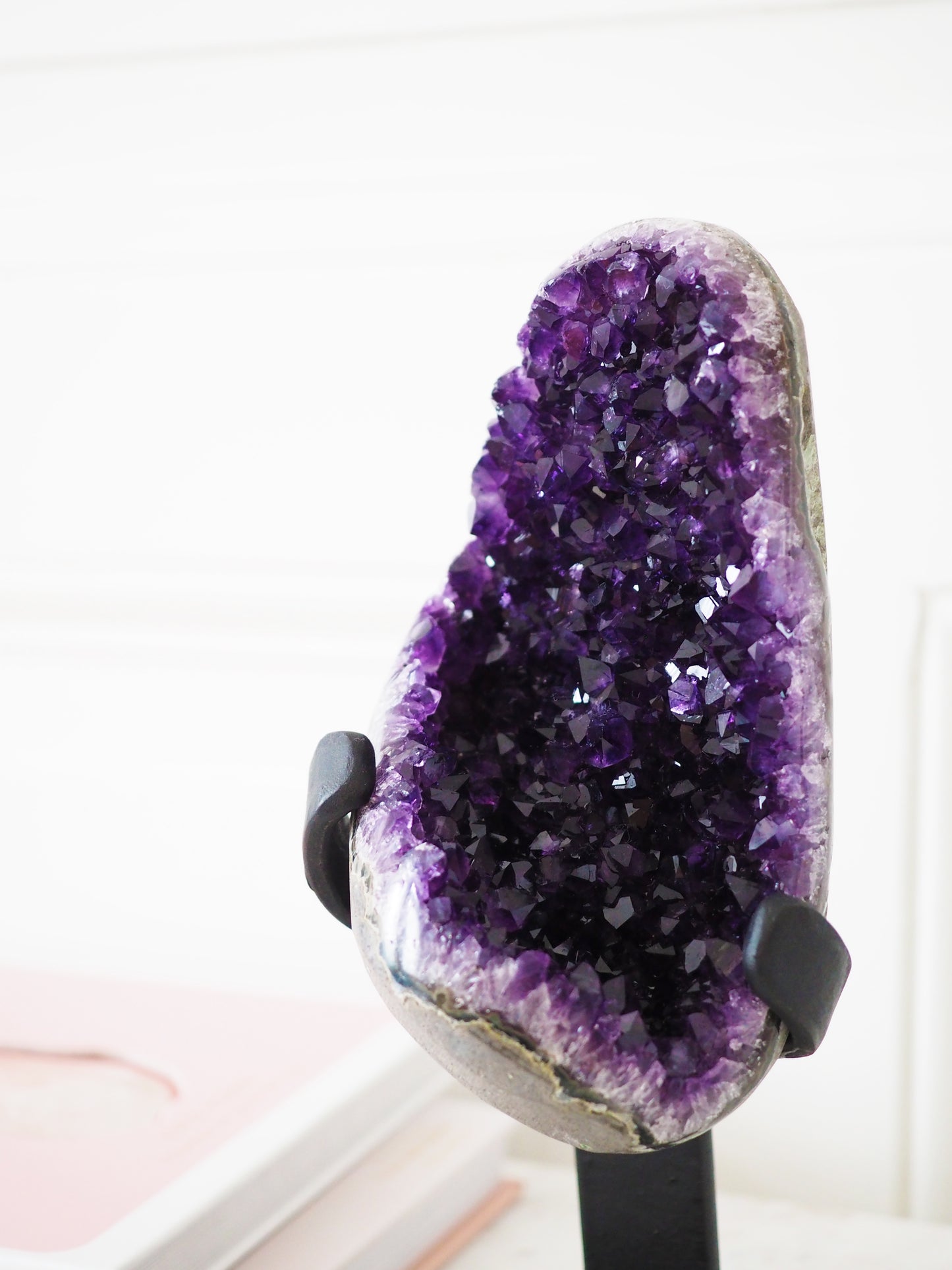 Deep Violetter Amethyst auf Halter Ständer ca. 22 x 9 cm . PARADISE COLLECTION - aus Uruguay HIGH QUALITY