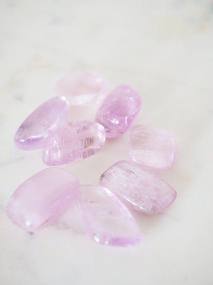 Kunzit Trommel Stein . Kunzite Tumble ca. 1.5 cm Trommel Stein . HIGH QUALITY GEM GRADE