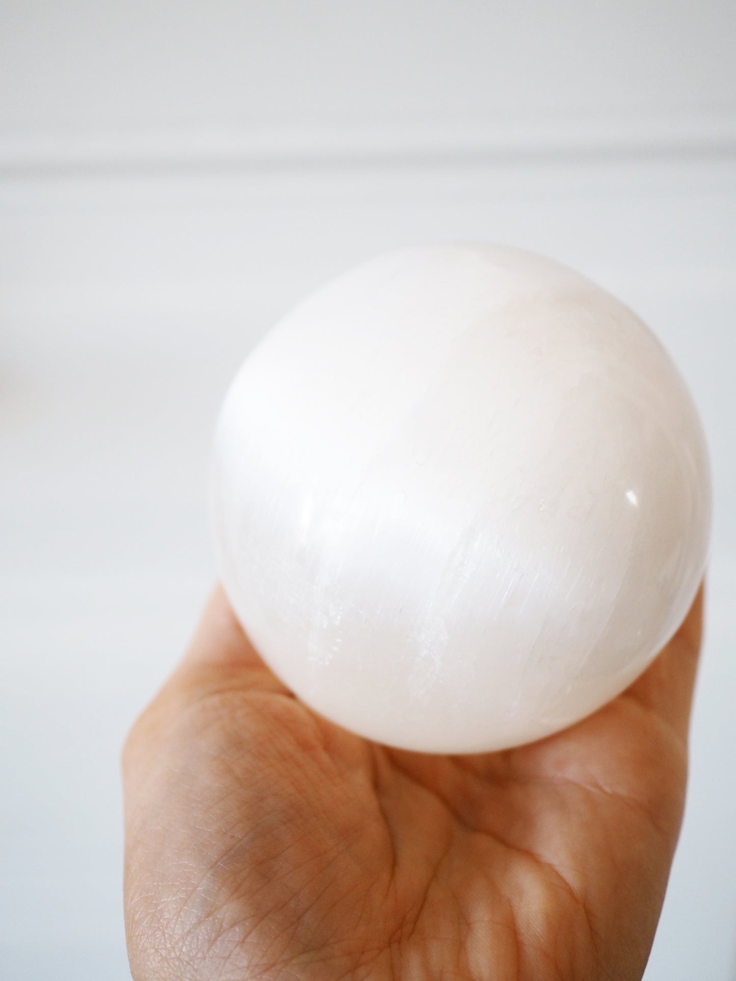 Selenit Kugel . Selenite Sphere Größe nach Wahl - aus Marokko Handcarved