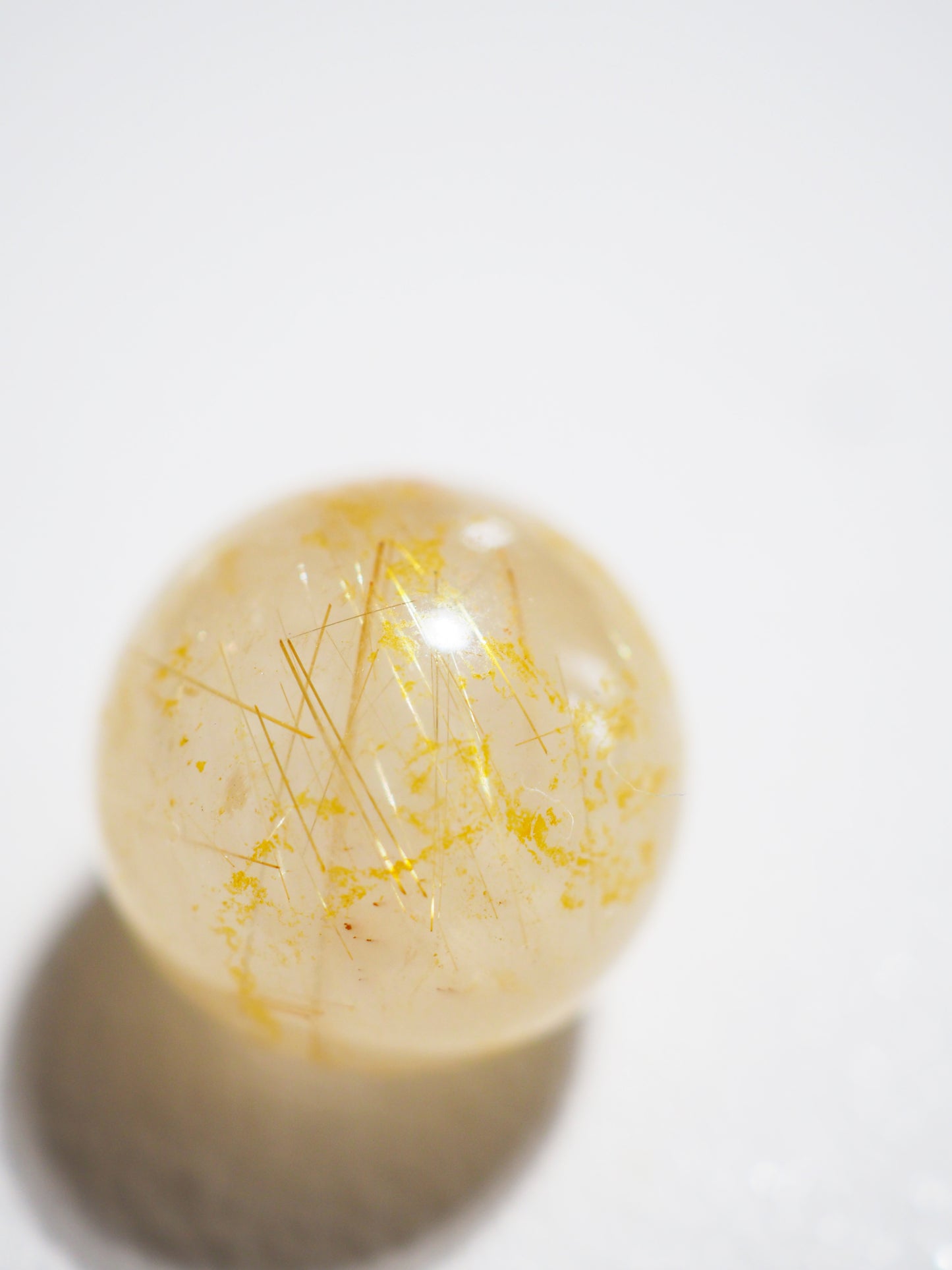 Goldene Rutil Quarz Mini Kugel . Golden Rutile Clear Quartz Mini Sphere ca. 1.5 cm - aus China RARE